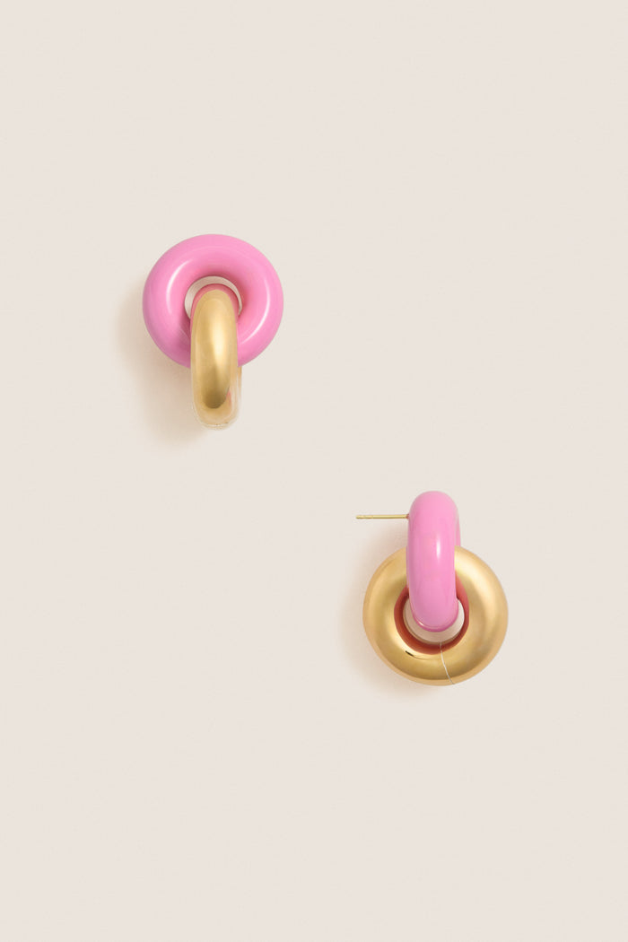 Cotton Candy and Gold Cumulus Earrings: Classic, effortless hoop earrings featuring interlocked pink resin and metallic gold rings, exuding fun and high-end style.