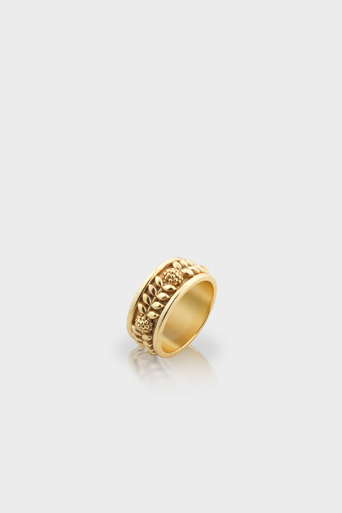 Gold Berry Vine Ring: A classic, high-end gold ring with an effortless floral and leaf motif, adding fun elegance and a touch of garden splendor to any outfit.