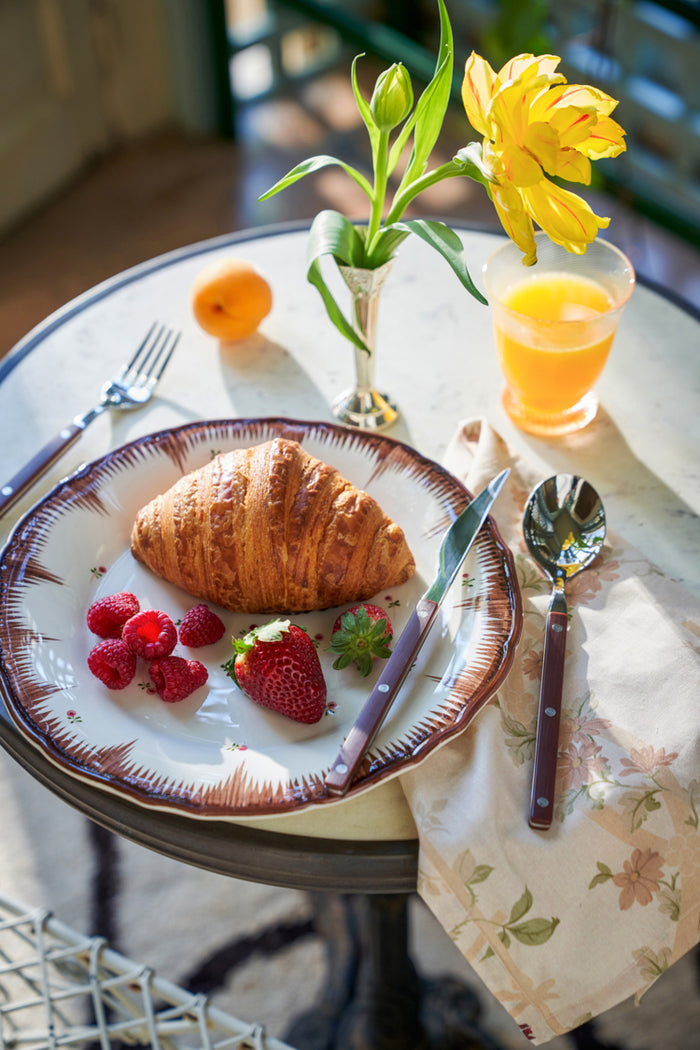 The Pastello Brown Three-Piece Place Setting effortlessly enhances your breakfast table with classic, high-end cutlery, featuring wooden handles, adding a fun, chic touch.